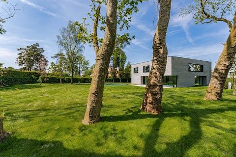In the Drève Pittoresque district, a superb contemporary villa of approx. 600 m², set in 25 acres of wooded, south-west-facing grounds with a swimming pool. The sleek new construction opens onto a spacious entrance hall with cloakroom and guest toile...
