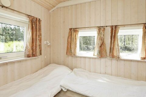 Chalet passionnant de 2005 avec bain à remous et sauna situé sur un grand terrain naturel isolé. La maison est décorée avec goût avec beaucoup de bons détails, tels que poêle à bois, bain à remous et sauna. Autour de la maison, il y a une terrasse où...