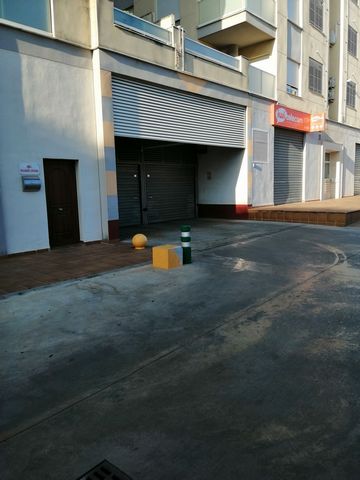 Piazza Garage a Denia, su Isaac Peral Street, molto centrale, con capacità di mettere una macchina e una moto, visita piacerà.