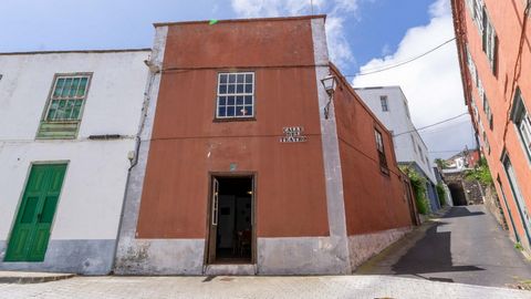 We want to introduce you to this fantastic country house located on Licenciado Bueno de Valverde street, capital of the island. It is built on a 121 m² plot, it has a total constructed area of 177 m² distributed on the ground floor with 85 m² built f...