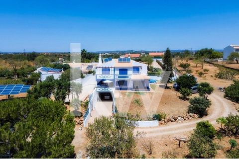 Do you value a spacious property in a quiet area away from the urban center? Then this five bedroom townhouse is just the thing for you. I present you this T5, with 3 floors (396m2) and 5 bathrooms inserted in a land with 7310m2, sun exposure facing ...