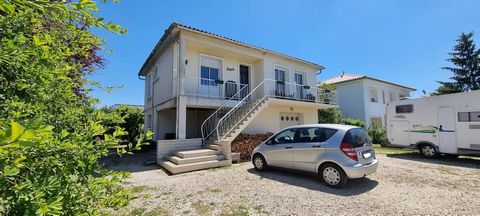 Barbezieux close to all amenities: House with basement of 88 m², living space comprising 4 bedrooms, living room, kitchen, bathroom, garage, utility room, boiler room and WC. The 837 m² garden has trees and is enclosed. Gas central heating and wood-b...