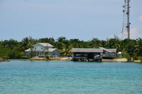 ---Hanks Place--- es una propiedad única ubicada en Andros, en las Bahamas. Tiene todo lo que necesita si está buscando una propiedad comercial con habitaciones listas para un hotel y una casa que se pueda vivir o alquilar como villa. Este tranquilo ...