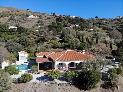 Very nicely located rural villa a few minutes from Sayalonga and Competa, with idyllic views over the valley, surrounding villages and the sea. This property has a total built volume of 190m2, giving all interior spaces an above-average size. From th...