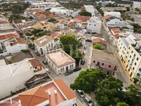 Moradia T5, com 288 m2 de área bruta de construção, jardim e terraço, para obras de remodelação, inserida em lote de terreno de 688 m2, perto do centro histórico, em Loulé, Algarve. A moradia de traça antiga, de 1937, possui atualmente nove divisões ...