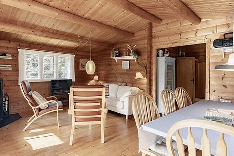Casa de troncos ubicada en un entorno tranquilo por Grærup. La cabaña tiene una cocina abierta y sala de estar con estufa de leña. Desde el salón se accede a una preciosa terraza de madera con vistas a un prado donde a menudo deambulan ciervos y corz...
