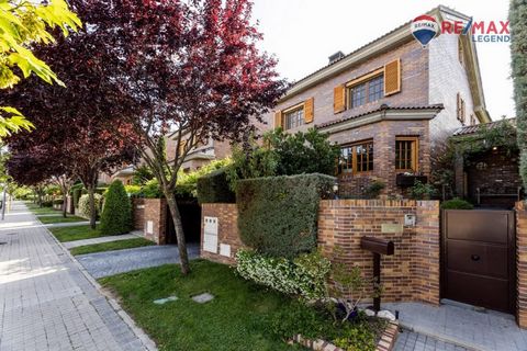 RE / MAX LEGEND presents in exclusive wonderful independent villa Levitt model Burgos, which thanks to its perfect condition, extensions and improvements, is a great opportunity to live in one of the most desired areas of Las Rozas, surrounded by nat...