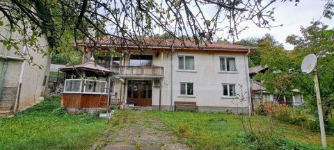 SUPRIMMO Agentur: ... Wir präsentieren zum Verkauf ein zweistöckiges Haus in einer ruhigen und ruhigen Gegend der Stadt Gabrovo. Der Hof hat eine Größe von 1069 m², zusammen mit dem darin gebauten: Gepflegtes Wohngebäude auf zwei Etagen mit einer beb...