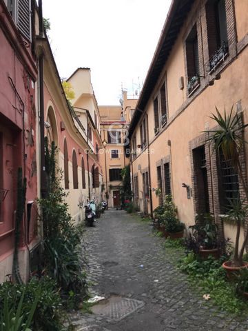 Dans le typique Rione Monti, dans la tranquille Via dei Ciancaleoni, nous proposons à la vente dans un immeuble du XVIIe siècle un charmant appartement de deux pièces au deuxième étage donnant sur la rue et la cour intérieure. L’appartement se compos...