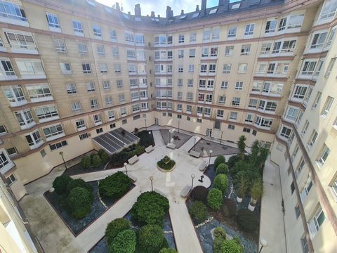 MATOGRANDE : Apartment overlooking landscaped square. Very bright. We access through the hall to a large living room. Fitted kitchen with appliances. Separated from the practically independent living room. Bedroom with good built-in wardrobe. Bathroo...