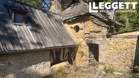 A19876PHV24 - Périgord Noir - Renovation project : On the outskirts of the village of St. Leon-sur-Vézère, you'll find this holiday cottage on an idyllic location. Potential for rental income. Consists of a main house with living with open fire, larg...
