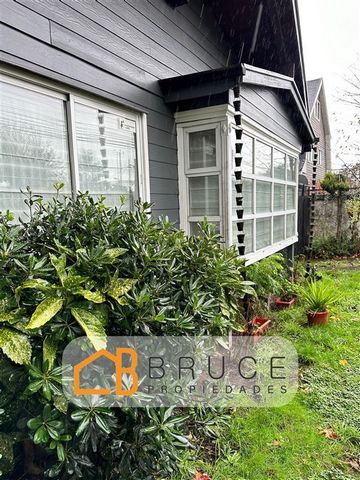1 story house for sale in an excellent sector of the city of Osorno with commercial prospect, ideal for company, office, etc. The property has 3 bedrooms and a small service room with its bathroom, 1 master bathroom with bathtub, living room and sepa...