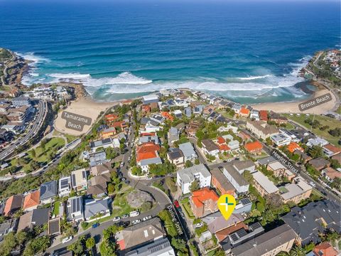 The villa offers you a beachfront lifestyle, close to Bronte Beach, easy access to Sydney surfing and swimming facilities, close to coffee shops, restaurants. Located in the Bronte Public School District, moments from local parks. Offering a comforta...