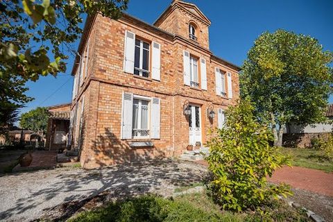 In the heart of the Médoc, 15 minutes from Lacanau and 40 minutes from Bordeaux. I invite you to discover this bourgeois residence from 1850 in red brick. Located on an enclosed and wooded park of nearly 3,400 m², the building develops on 3 levels, a...