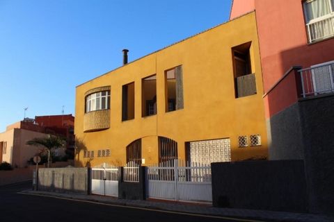 Two-story semi-detached single-family home located in Pueblo de Hinojosa, in the Finca de España, municipality of San Cristóbal de La Laguna, about 3.5 km from the center, province of Santa Cruz de Tenerife. It has an approximate constructed area of ...