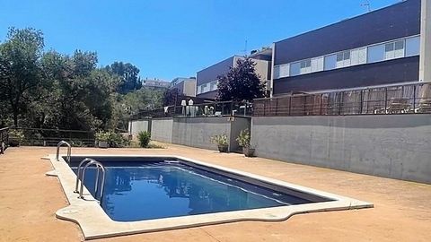 Belle maison jumelée dans le village de Canyelles, Urbanización California. La maison est orientée d’est en ouest de 118 m² habitables, répartis sur 3 étages. La propriété est située dans un enclos privé de 2 411 m2 avec un jardin commun et une pisci...