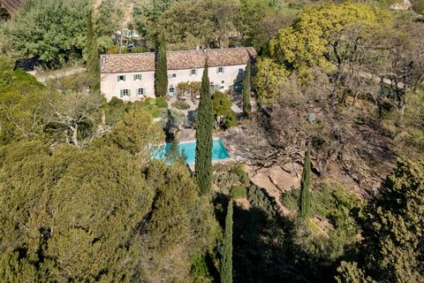 Located in peaceful environment, on a 2.4 hectare plot overlooking the Mount Ventoux with a magnificent park made up of local essences, large pool and Roman remains . The rest of the land is made up of olive trees and orchards. The historic building ...