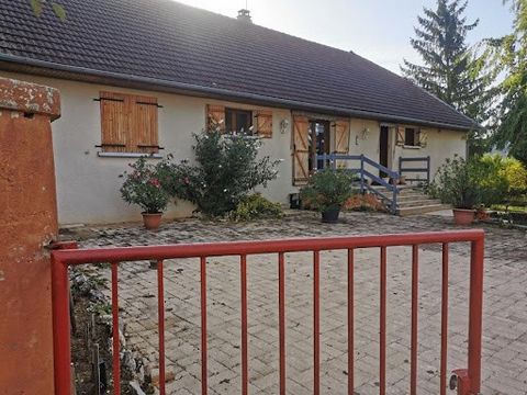 House with a total living area of 216m² adaptable into two separate dwellings located on a plot of 872m². The set comprises three bedrooms with fitted wardrobes and insulated floors, two lounge/dining room, wood burner, two kitchens, a walk-in shower...