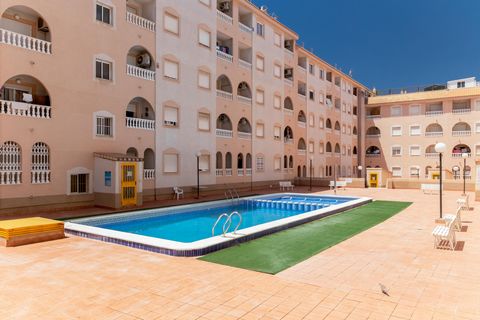 We offer for you! Apartment in the center of Torrevieja, in a house with a swimming pool, 750 m from the sea, Del Cura beach. There is an elevator, 2 bedrooms, 6 beds, a balcony with panoramic views of the street. On the balcony there is furniture fo...