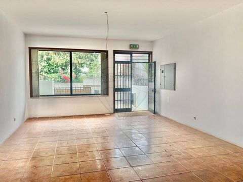 Do you want to start your business? This space can be your !! Shop for sale with window to the public road. This space is located in Rua da Ponte de Pedra, Gueifães, in an area of high traffic flow and next to industrial areas, schools and housing. A...