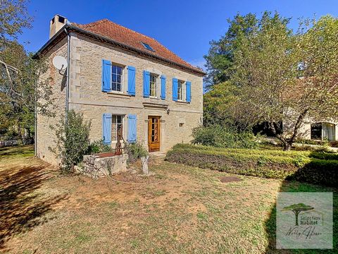 In the valley, between Cajarc, Figeac and Villefranche de Rouergue, in a quiet area not overlooked, come and discover this charming property renovated in 2008 consisting of 3 stone buildings with a total living area of approximately 270m² with its 15...