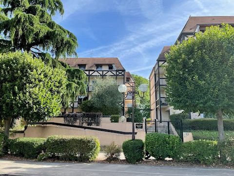 This spacious apartment of 145m ² on the ground (136 in Carrez Law) located on the 3rd and last floor of a quiet and green residence, offers several balconies - terraces including 2 (living room) with an exceptional view of the lake. The entrance hal...