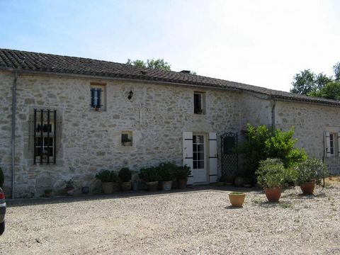 Property in good condition in a peaceful village close to Monségur(33) An old farmhouse divided into 3 dwellings and an outbuilding. - A T5 with terrace and garden - A T4 with terrace and garden - A T4 with terrace and garage. - An outbuilding used f...