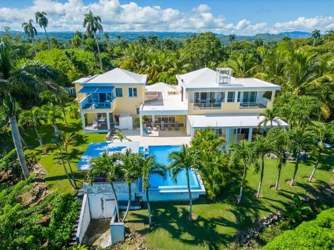 Villa with beautiful all-round views of the sea and the mountains. This unique European style house is built with high quality materials and a structure that is secure against earthquakes. A large infinity pool and jacuzzi in the back yard of the hou...