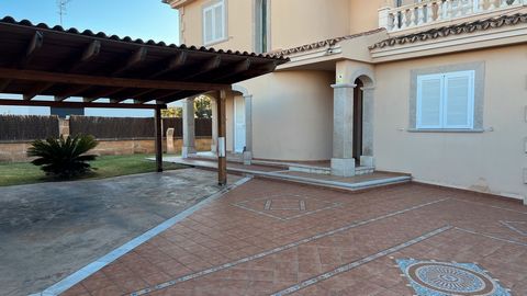 Willkommen in dieser schönen Villa zum Verkauf an der Playa de Muro! Diese Immobilie ist eine ausgezeichnete Gelegenheit für diejenigen, die ein ruhiges und entspanntes Leben in einer der begehrtesten Gegenden im Norden Mallorcas suchen. Die Villa ve...