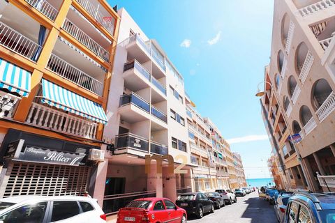Ładny apartament na sprzedaż w Guardamar del Segura, 50 metrów od plaży. Apartament położony na pierwszym piętrze, w pełni wyposażony, od strony południowej. Apartament z klimatyzacją kanałową, posiada 2 sypialnie, 1 łazienkę, salon, w pełni wyposażo...