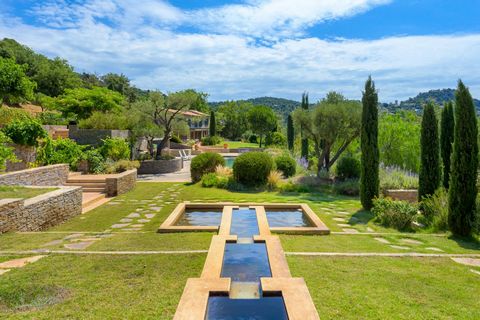 Elegant property set in stunning pristine landscaped grounds of 3.5ha adorned with a pool and pool house. In Hyeres, this magnificent 220 m2 country house has been completely renovated by an architect using quality materials. The property extends ove...