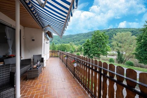 Verbringen Sie Ihren Urlaub mit der Familie oder mit Freunden in diesem gemütlichen Ferienhaus, das über einen schönen Garten, eine Klimaanlage und einen Parkplatz verfügt. Die schöne Lage an der Mosel bietet zahlreiche Möglichkeiten. Machen Sie eine...