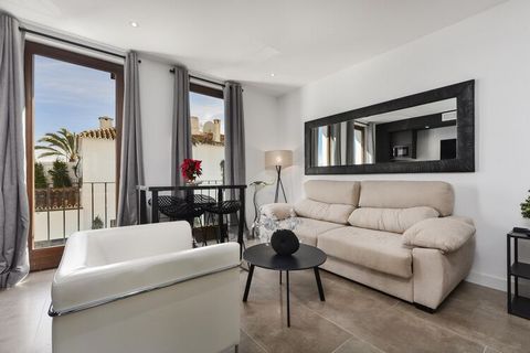 Mit Blick auf das Meer und die Yachten des prestigeträchtigen Hafens von Puerto Banús bietet dieses moderne und kürzlich renovierte Apartment ein unvergleichliches Luxuserlebnis. Mit einer Kapazität für bis zu 4 Personen ist es der perfekte Ort, um e...