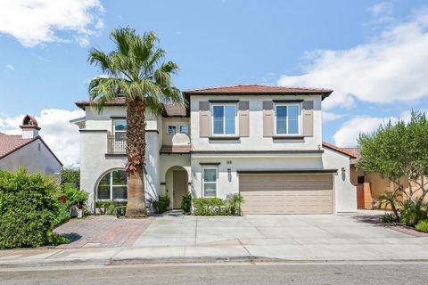 This cozy house nestled in the heart of Coachella has a lot to offer, bring your clients they won't be dissapointed!! It boasts 5 bedrooms, 3 baths and upgrades galore as; new exterior and interior painting, vinyl plank flooring and hardwood floor on...
