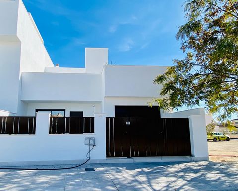 Bereit zum Einzug! Diese Immobilie ist ein Stadthaus mit einem geräumigen, offenen Wohnbereich und bietet 3 Schlafzimmer und 3 Badezimmer mit einer eigenen Terrasse und einem Solarium mit Blick auf den Gemeinschaftspool. Das Haus verfügt über einen e...