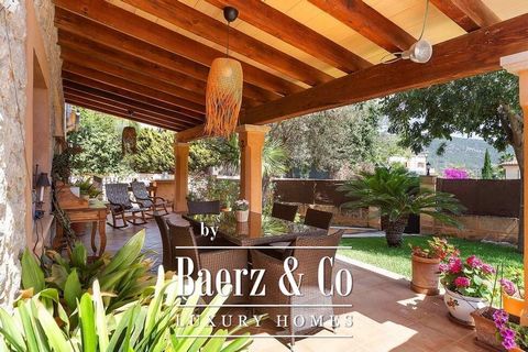 In the charming town of Calviá, you'll find this impressive Spanish-style house built with thick traditional stone walls. This home not only stands out for its rustic aesthetics but also for its excellent thermal efficiency. The house is equipped wit...