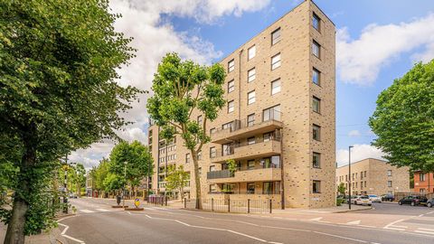 This impressive and beautifully proportioned property is in Triangle Apartments, Manchester Road, Isle of Dogs E14. The accommodation comprises a fantastic and substantial open-plan living/kitchen area, a three-piece bathroom suite, a sizeable double...