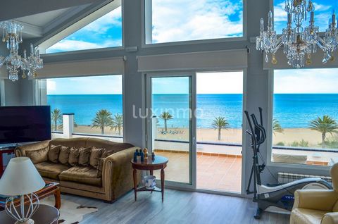 Dieses Penthouse ist eine einzigartige Eigenschaft direkt neben Denia Stadt und dem Strand. Es besteht aus einem großen Duplex-Penthouse mit über 400 Quadratmetern bebauter Fläche. Das Anwesen verfügt über drei Schlafzimmer, eines davon mit eigenem B...