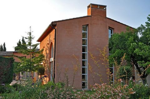 Non loin de toutes les commodités et dans un environnement préservé, cette superbe propriété intimiste de 680 m2 se décline en deux parties distinctes qui sont unies par le bloc central de la très belle cuisine. Absolument unique par sa conception, s...