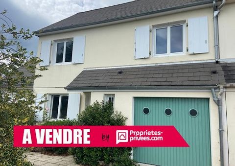 Stéphanie DRONNE biedt u deze woning aan, gelegen in een rustige wijk van La Flêche, dicht bij scholen, hogescholen, middelbare scholen en winkels. Huis van 92 m², bestaande uit op de begane grond: Entree, woonkamer, ingerichte en uitgeruste keuken (...