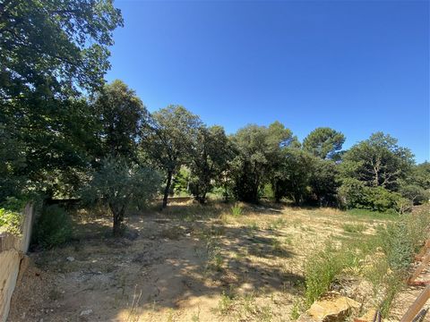 In the town of Mornas, acquire a well-sized plot of land, completely flat and fenced, soil study carried out and viability nearby. This surface area offers you 782m2 to build a new house for the whole family. As for the sale price, it is set at 115,0...