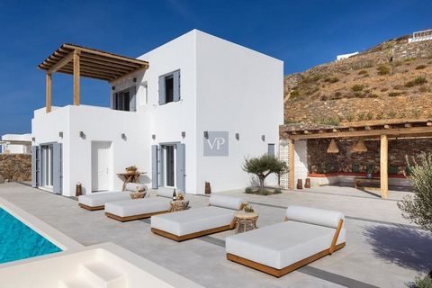 Villa Mirage a Charasonas Syros. Fuggi nel pittoresco paradiso dell'isola di Syros e abbraccia uno stile di vita all'insegna del lusso e della tranquillità. Entra in questo capolavoro moderno situato all'interno di un complesso di nuova costruzione s...