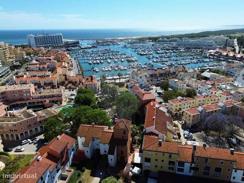 Penthouse T2+1, triplex, com vista para a marina de Vilamoura Esta luxuosa penthouse triplex, localizada no coração de Vilamoura, oferece uma experiência de vida excecional com vistas deslumbrantes para a marina. Com uma remodelação completa, incluin...