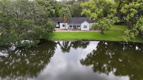 This property is truly a rare gem! Nestled on 0.94 acres of waterfront land on Lake Olive in the heart of Thornton Park, it boasts 200 feet of lakefront with stunning sunset city views. The nearly acre-sized lot, zoned R-2, offers endless possibiliti...