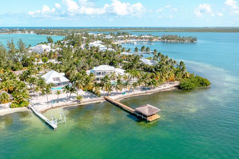 Splendida casa sulla spiaggia con vista spettacolare sull'oceano! 5400 piedi quadrati. villa sulla spiaggia di sabbia bianca a Grand Cayman. I punti salienti includono: 210 ft fronte mare Vista panoramica sull'oceano per chilometri 1 acro di appezzam...