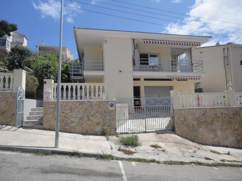 HOUSE WITH SEA VIEWS IN SEGUR DE CALAFELL Main house on the upper floor. 3 double bedrooms, 1 bathroom, kitchen, living room with fireplace and air conditioning, glazed terrace and terrace with sea views Possibility of 2nd house on the lower floor. 3...