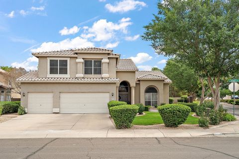 Discover golf course living in Gilbert. Ideal corner lot location, backing to the 2nd hole of award winning Superstition Springs Golf Course. Sprawling over .25 acres with a sparkling pool, spa, waterfall, lush landscaping, and picturesque views. Thi...