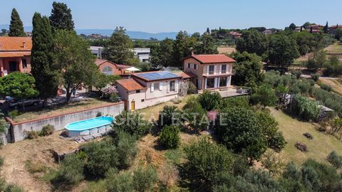 Casa di 204 mq in posizione molto panoramica con splendida vista sul lago di Chiusi con il vicino paese raggiungibile tranquillamente a piedi. Costruita nel 2013 e molto ben isolata con cappotto e pannelli fotovoltaici da 4,5 kw. La casa è piccola ma...