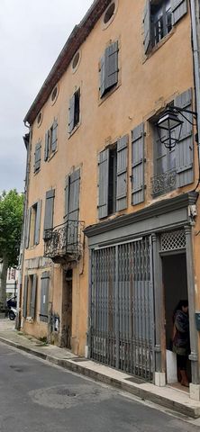 Single sided building to renovate with 5 apartments located in the town center of Quillan. Ground floor, 1st studio of 30m² + 2nd studio of 34m² 1st floor. Apartment with 2 bedrooms to renovate, Living room 39m², kitchen 18.48m², 2 bedrooms (14m², 16...