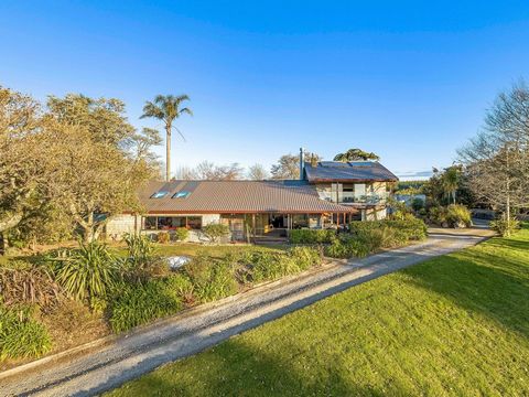 Het huis ligt op een verhoogde positie en biedt een adembenemend panoramisch uitzicht over de haven van Tauranga, die zich uitstrekt tot aan de berg Maunganui en de kust van Coromandel. Het interieur toont uitgestrekte woonruimtes die zijn ontworpen ...